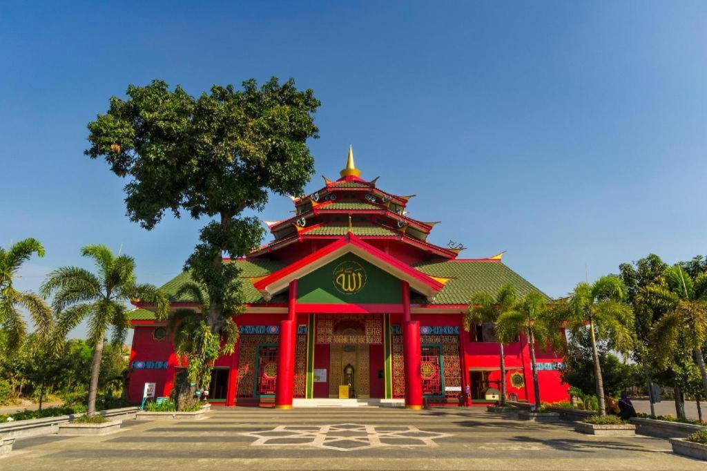 Zoom Dharmahusada Hotel Сурабая Екстериор снимка