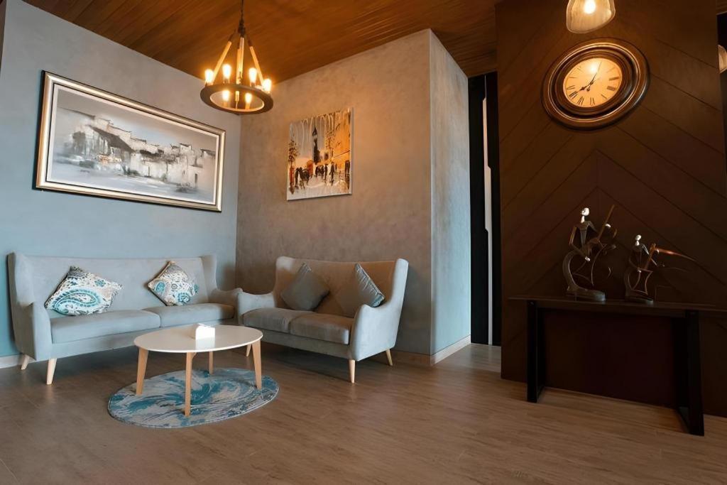 Zoom Dharmahusada Hotel Сурабая Екстериор снимка