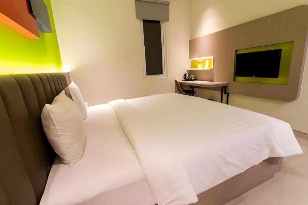Zoom Dharmahusada Hotel Сурабая Екстериор снимка