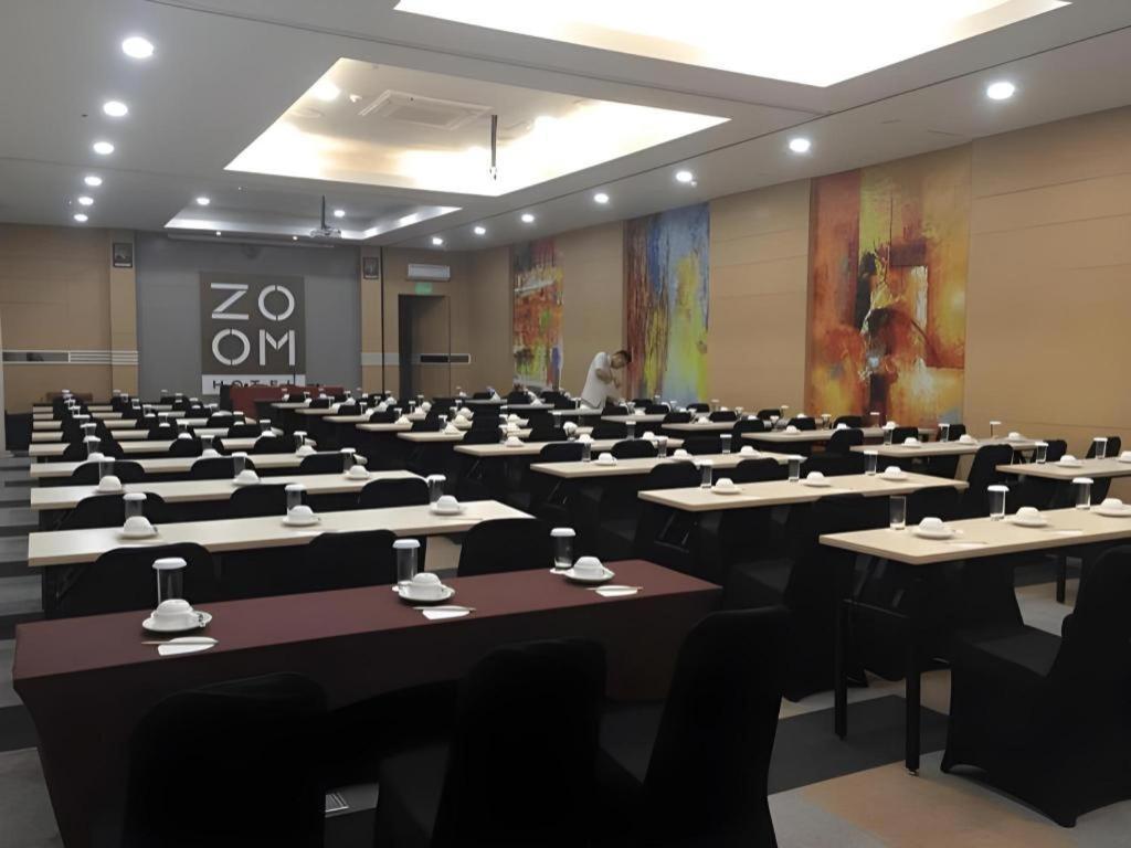 Zoom Dharmahusada Hotel Сурабая Екстериор снимка