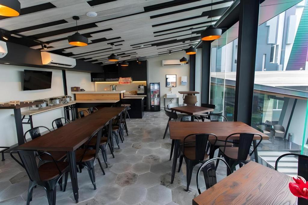Zoom Dharmahusada Hotel Сурабая Екстериор снимка