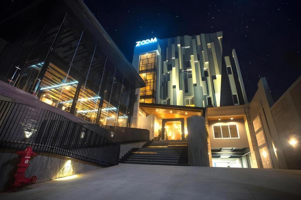 Zoom Dharmahusada Hotel Сурабая Екстериор снимка