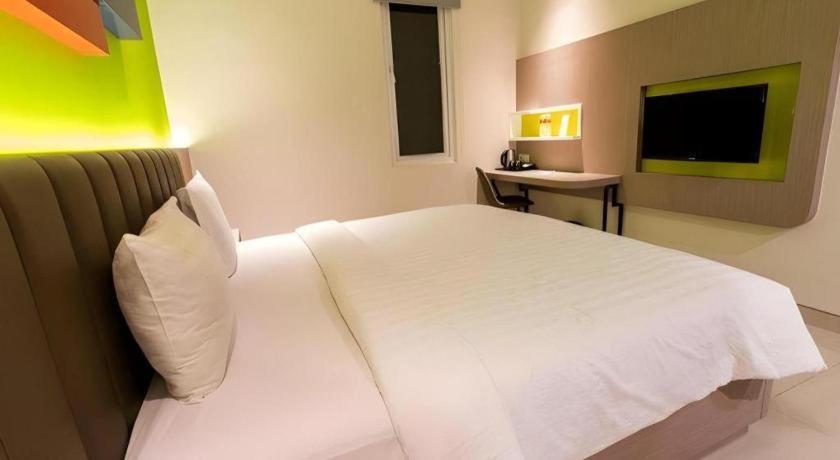 Zoom Dharmahusada Hotel Сурабая Екстериор снимка
