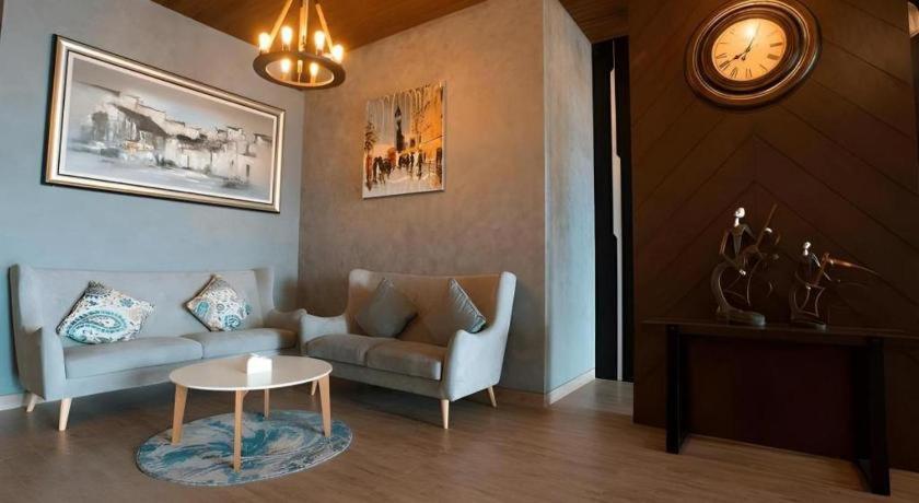 Zoom Dharmahusada Hotel Сурабая Екстериор снимка