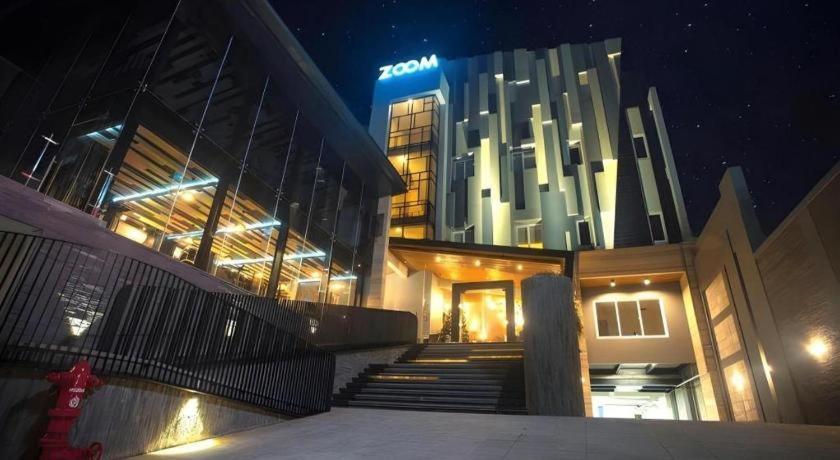Zoom Dharmahusada Hotel Сурабая Екстериор снимка