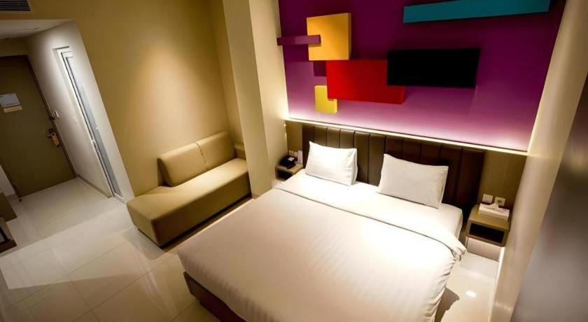 Zoom Dharmahusada Hotel Сурабая Екстериор снимка