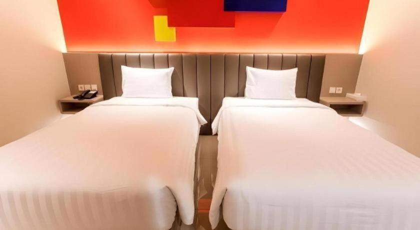 Zoom Dharmahusada Hotel Сурабая Екстериор снимка