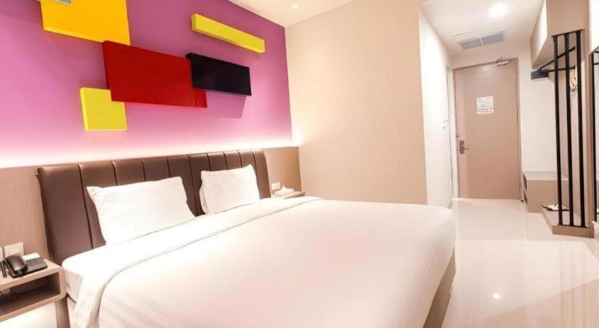 Zoom Dharmahusada Hotel Сурабая Екстериор снимка