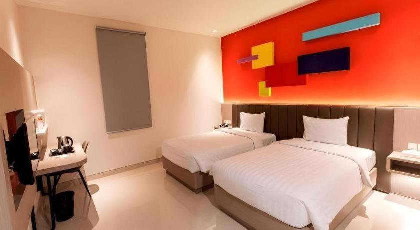 Zoom Dharmahusada Hotel Сурабая Екстериор снимка