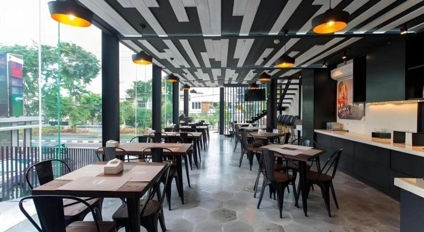 Zoom Dharmahusada Hotel Сурабая Екстериор снимка