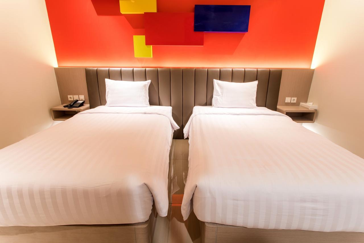 Zoom Dharmahusada Hotel Сурабая Екстериор снимка